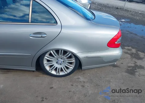 2007 Mercedes-Benz E 550 z USA, uszkodzony, nr VIN WDBUF72X47B074716